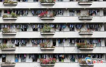 男子未赶上火车 退票不成  大闹车站欲 跳楼轻生 