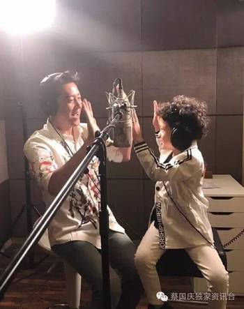 蔡国庆携儿子录歌 称其音质不错,跑调严重_h