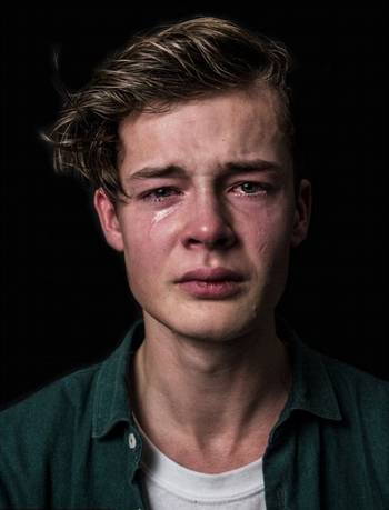 摄影师镜头下的,男生哭得像个小孩,女生笑得像