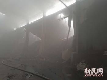 沪松江一垃圾场起火 消防奋战30小时倦了席地