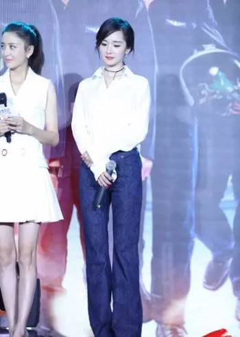 杨幂在高温下训练表情狰狞,素颜的脸被晒得通