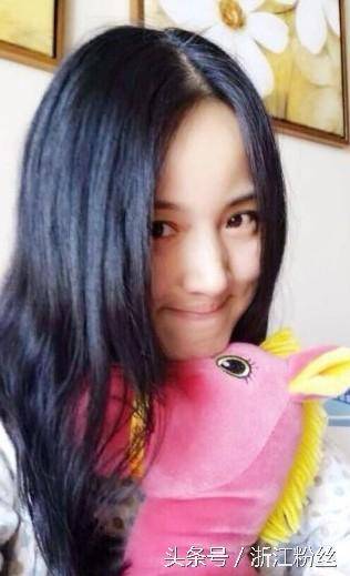 48岁原央视最帅主播杨柳婚姻幸福 生活近照曝