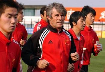 高洪波下课 国足呼唤神奇米卢?_hao123上网