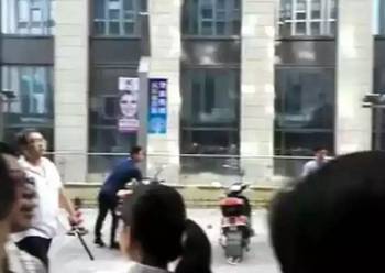 南京河西万达物业闹纠纷 防爆警察出动_hao12