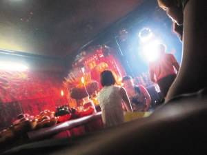 广东小伙子路过坟地回家,只会说河南话了!_ha