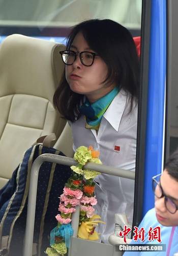 内地奥运精英代表团抵港 傅园慧贡献新款表情