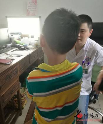 6岁男童吹着空调看手机 一觉醒来脖子歪了_ha