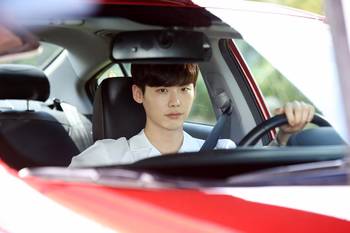 《W-两个世界》 李钟硕突袭Kiss韩孝周_hao1