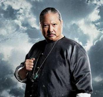 64岁洪金宝的三个儿子近照,都是同一个老爸养