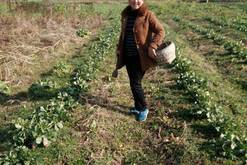 农村小媳妇和婆婆一起在地里挖野菜, 乐坏了婆婆!