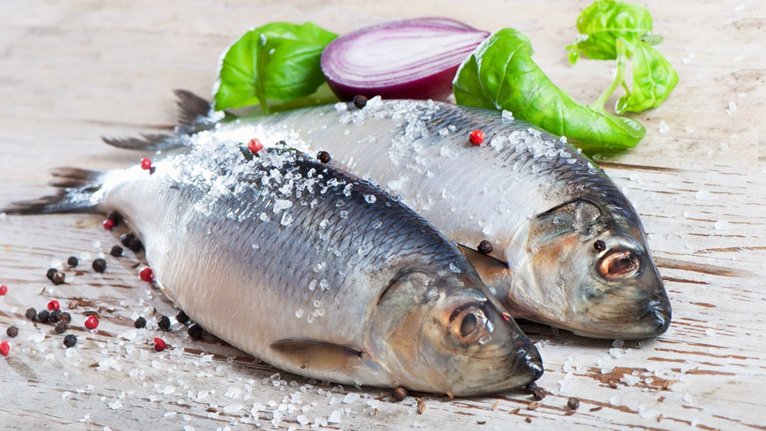 鱼刺卡在喉咙里，喝醋管用吗？