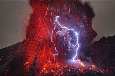 火山喷发时为什么伴有闪电？