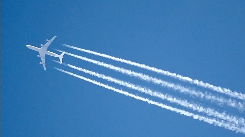 飞机在天空飞过为什么会拉出一条白线？